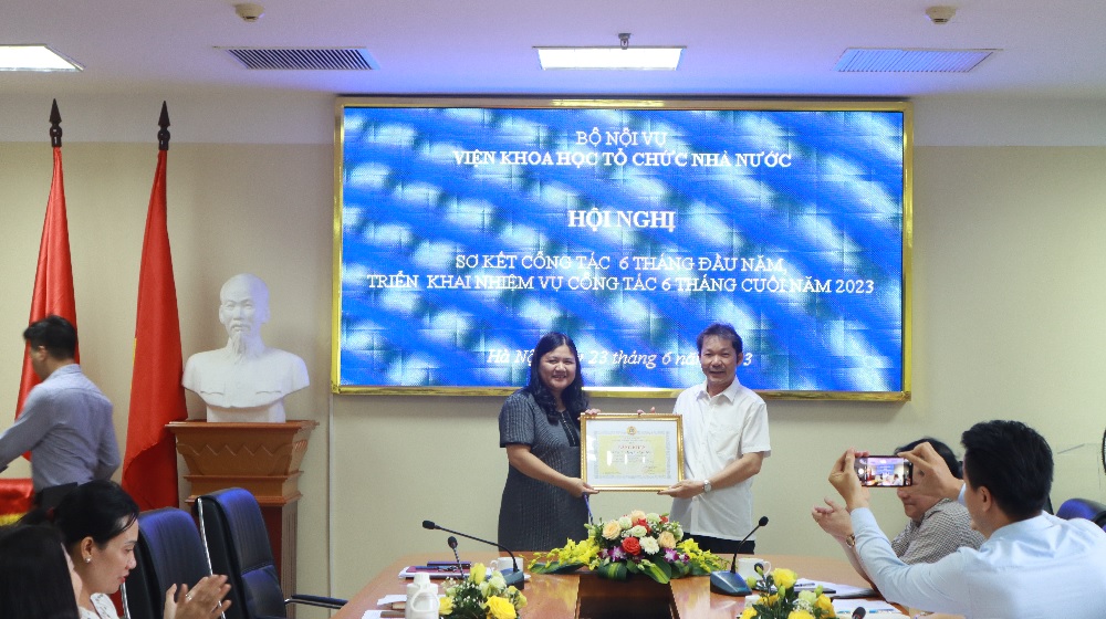 Hội nghị sơ kết 6 tháng đầu năm và triển khai nhiệm vụ công tác 6 tháng cuối năm 2023 của Viện Khoa học tổ chức nhà nước