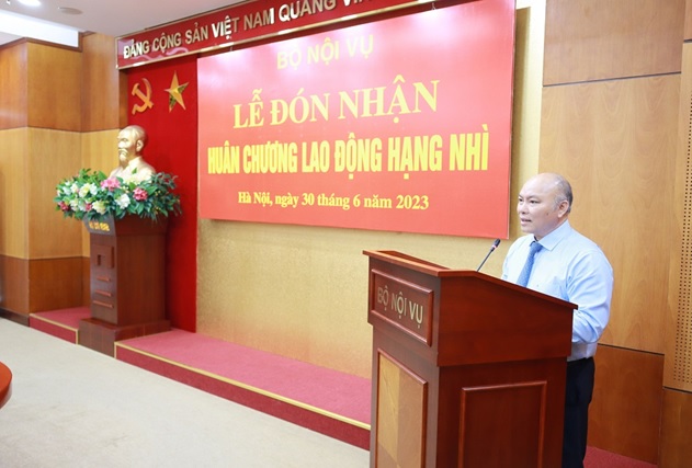 Lễ trao tặng Huân chương Lao động hạng Nhì và công bố Quyết định nghỉ hưu để hưởng chế độ bảo hiểm xã hội đối với ông Nguyễn Ngọc Vân  Viện trưởng Viện khoa học tổ chức nhà nước