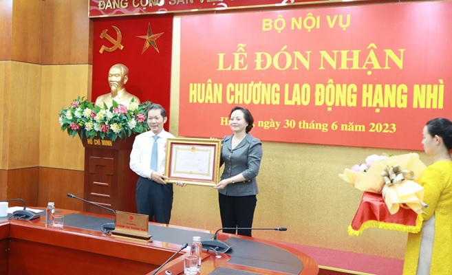 Lễ trao tặng Huân chương Lao động hạng Nhì và công bố Quyết định nghỉ hưu để hưởng chế độ bảo hiểm xã hội đối với ông Nguyễn Ngọc Vân  Viện trưởng Viện khoa học tổ chức nhà nước