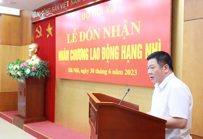 Lễ trao tặng Huân chương Lao động hạng Nhì và công bố Quyết định nghỉ hưu để hưởng chế độ bảo hiểm xã hội đối với ông Nguyễn Ngọc Vân  Viện trưởng Viện khoa học tổ chức nhà nước