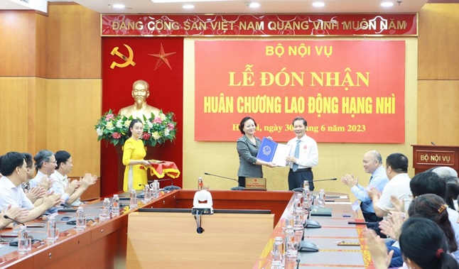 Lễ trao tặng Huân chương Lao động hạng Nhì và công bố Quyết định nghỉ hưu để hưởng chế độ bảo hiểm xã hội đối với ông Nguyễn Ngọc Vân  Viện trưởng Viện khoa học tổ chức nhà nước