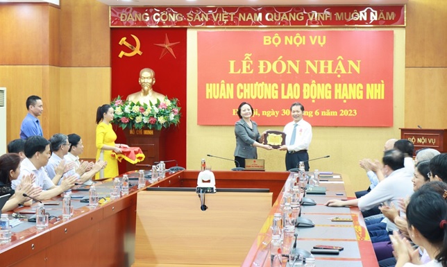 Lễ trao tặng Huân chương Lao động hạng Nhì và công bố Quyết định nghỉ hưu để hưởng chế độ bảo hiểm xã hội đối với ông Nguyễn Ngọc Vân  Viện trưởng Viện khoa học tổ chức nhà nước