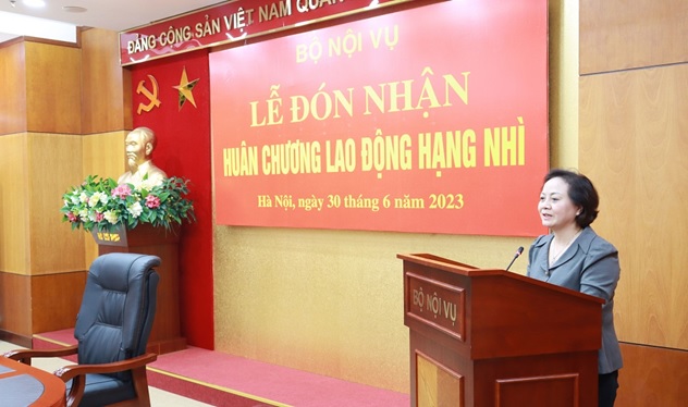 Lễ trao tặng Huân chương Lao động hạng Nhì và công bố Quyết định nghỉ hưu để hưởng chế độ bảo hiểm xã hội đối với ông Nguyễn Ngọc Vân  Viện trưởng Viện khoa học tổ chức nhà nước