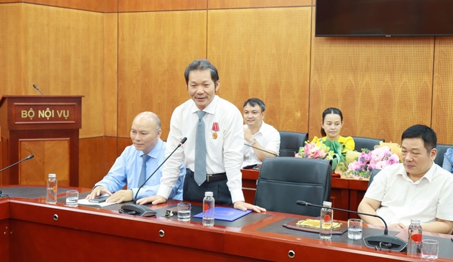 Lễ trao tặng Huân chương Lao động hạng Nhì và công bố Quyết định nghỉ hưu để hưởng chế độ bảo hiểm xã hội đối với ông Nguyễn Ngọc Vân  Viện trưởng Viện khoa học tổ chức nhà nước