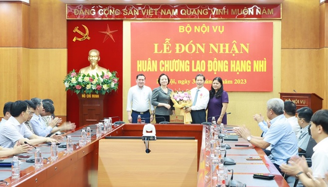 Lễ trao tặng Huân chương Lao động hạng Nhì và công bố Quyết định nghỉ hưu để hưởng chế độ bảo hiểm xã hội đối với ông Nguyễn Ngọc Vân  Viện trưởng Viện khoa học tổ chức nhà nước