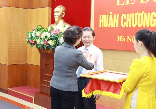 Lễ trao tặng Huân chương Lao động hạng Nhì và công bố Quyết định nghỉ hưu để hưởng chế độ bảo hiểm xã hội đối với ông Nguyễn Ngọc Vân  Viện trưởng Viện khoa học tổ chức nhà nước