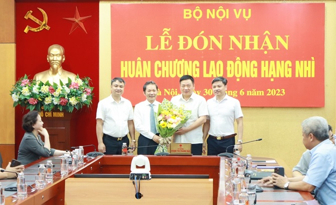 Lễ trao tặng Huân chương Lao động hạng Nhì và công bố Quyết định nghỉ hưu để hưởng chế độ bảo hiểm xã hội đối với ông Nguyễn Ngọc Vân  Viện trưởng Viện khoa học tổ chức nhà nước