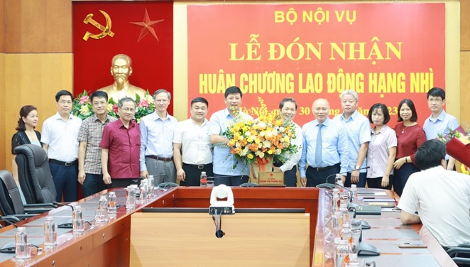 Lễ trao tặng Huân chương Lao động hạng Nhì và công bố Quyết định nghỉ hưu để hưởng chế độ bảo hiểm xã hội đối với ông Nguyễn Ngọc Vân  Viện trưởng Viện khoa học tổ chức nhà nước