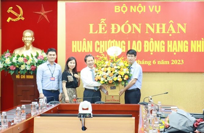Lễ trao tặng Huân chương Lao động hạng Nhì và công bố Quyết định nghỉ hưu để hưởng chế độ bảo hiểm xã hội đối với ông Nguyễn Ngọc Vân  Viện trưởng Viện khoa học tổ chức nhà nước