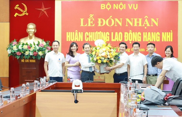 Lễ trao tặng Huân chương Lao động hạng Nhì và công bố Quyết định nghỉ hưu để hưởng chế độ bảo hiểm xã hội đối với ông Nguyễn Ngọc Vân  Viện trưởng Viện khoa học tổ chức nhà nước