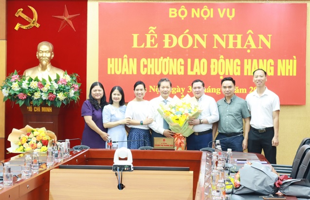 Lễ trao tặng Huân chương Lao động hạng Nhì và công bố Quyết định nghỉ hưu để hưởng chế độ bảo hiểm xã hội đối với ông Nguyễn Ngọc Vân  Viện trưởng Viện khoa học tổ chức nhà nước