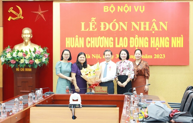 Lễ trao tặng Huân chương Lao động hạng Nhì và công bố Quyết định nghỉ hưu để hưởng chế độ bảo hiểm xã hội đối với ông Nguyễn Ngọc Vân  Viện trưởng Viện khoa học tổ chức nhà nước
