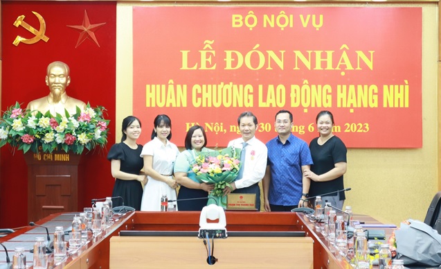 Lễ trao tặng Huân chương Lao động hạng Nhì và công bố Quyết định nghỉ hưu để hưởng chế độ bảo hiểm xã hội đối với ông Nguyễn Ngọc Vân  Viện trưởng Viện khoa học tổ chức nhà nước