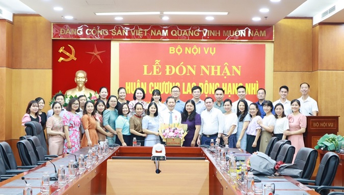 Lễ trao tặng Huân chương Lao động hạng Nhì và công bố Quyết định nghỉ hưu để hưởng chế độ bảo hiểm xã hội đối với ông Nguyễn Ngọc Vân  Viện trưởng Viện khoa học tổ chức nhà nước