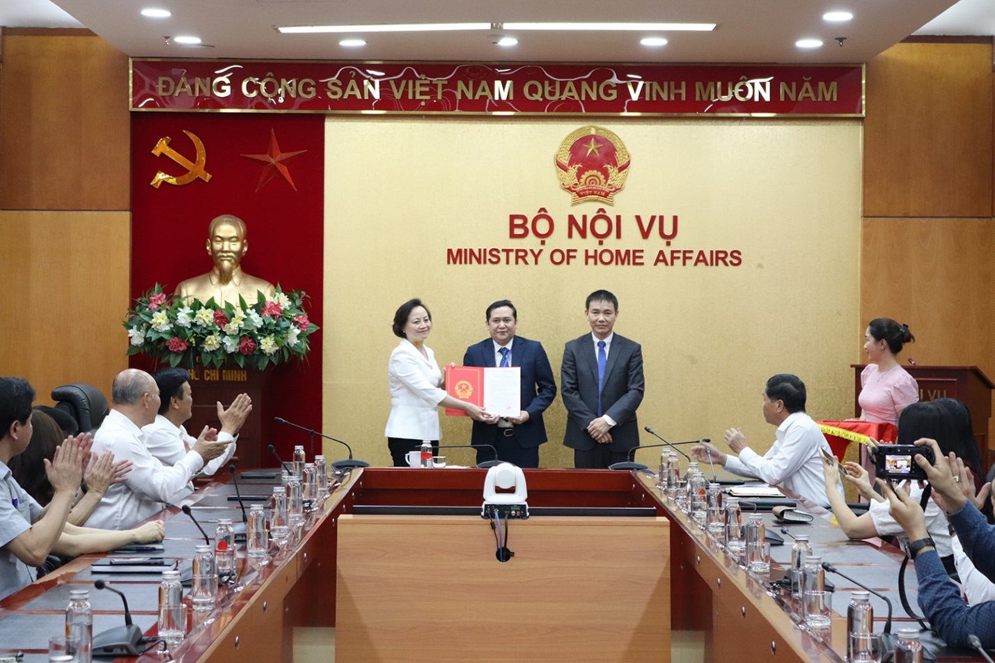 Lễ công bố và trao Quyết định bổ nhiệm Viện trưởng và Phó Viện trưởng Viện Khoa học tổ chức nhà nước