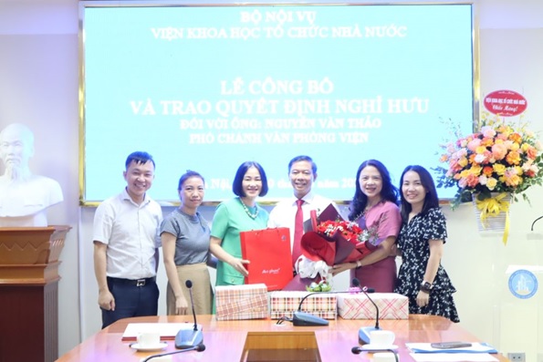 Lễ công bố và trao Quyết định nghỉ hưu đối với ông Nguyễn Văn Thảo  Phó Chánh Văn phòng Viện Khoa học tổ chức nhà nước