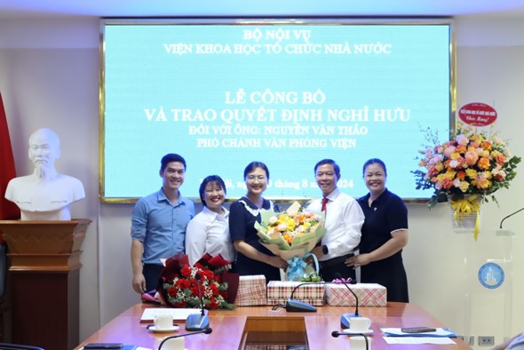 Lễ công bố và trao Quyết định nghỉ hưu đối với ông Nguyễn Văn Thảo  Phó Chánh Văn phòng Viện Khoa học tổ chức nhà nước