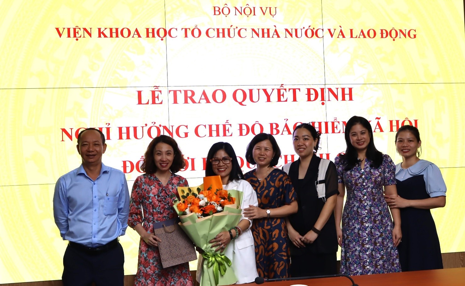 Lễ Công bố và trao quyết định nghỉ hưởng chế độ bảo hiểm xã hội đối với bà Quách Thị Quế  Nghiên cứu viên Viện Khoa học Tổ chức nhà nước và Lao động