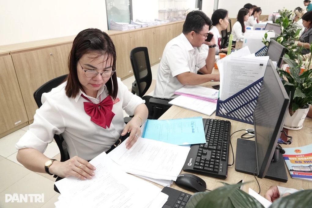 Cho phép viên chức “chân trong chân ngoài” để xã hội có thêm người tài