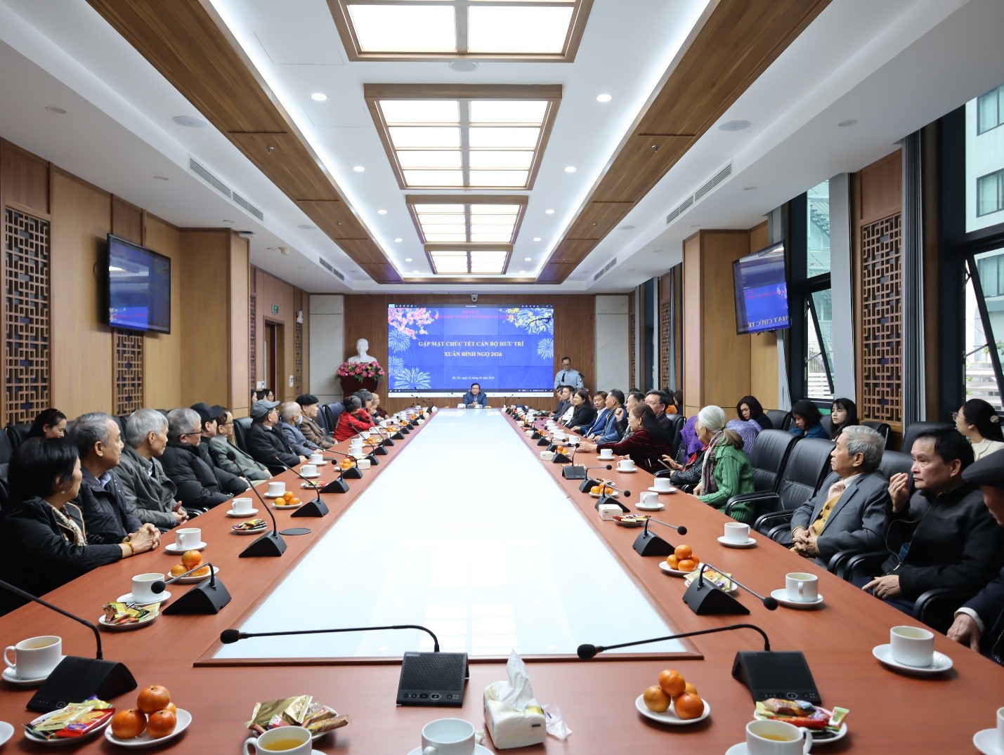 Gặp mặt cán bộ hưu trí Viện Khoa học Tổ chức nhà nước và Lao động nhân dịp Xuân Bính Ngọ 2026