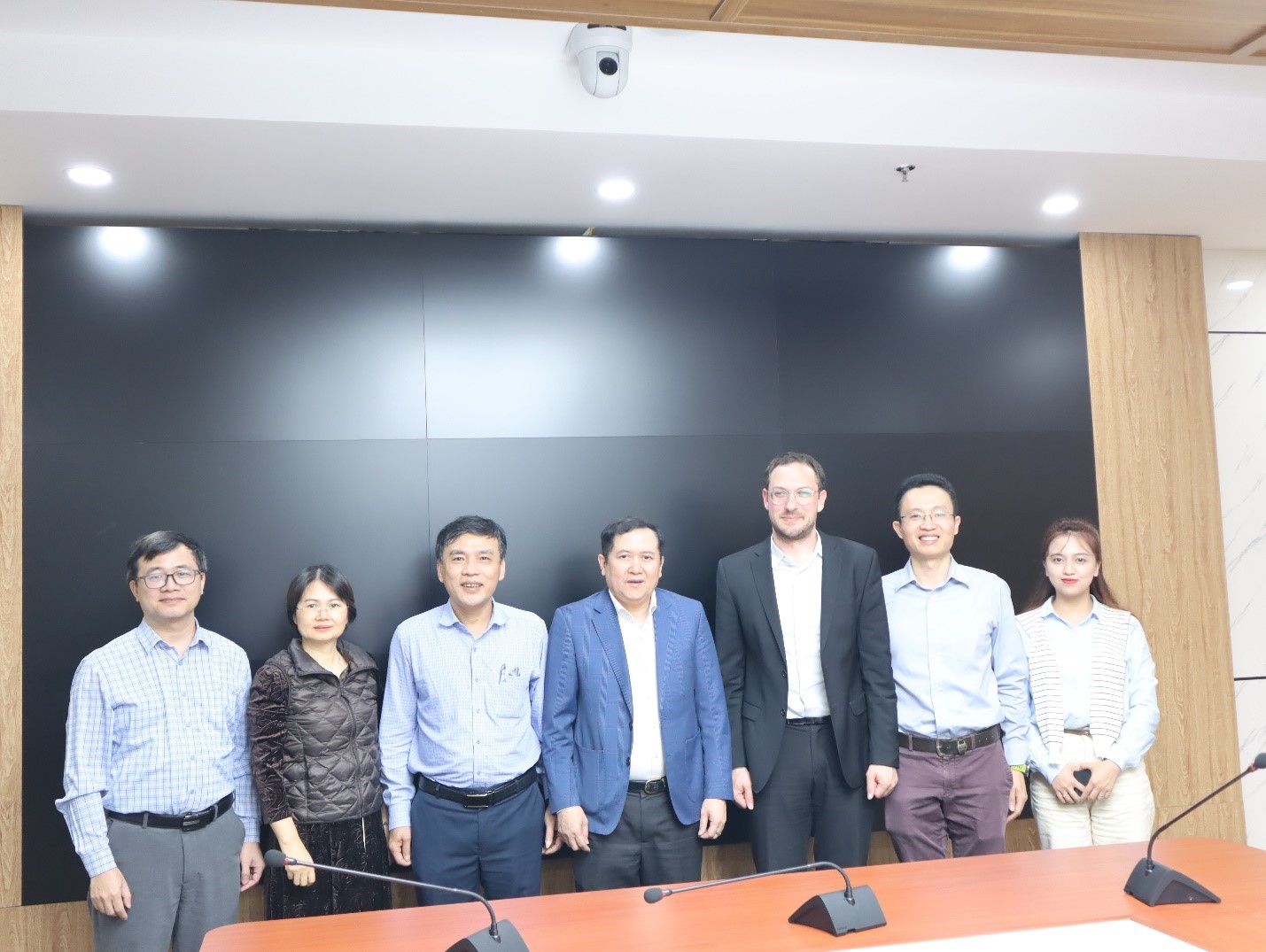 TĂNG CƯỜNG HỢP TÁC NGHIÊN CỨU GIỮA VIỆN KHOA HỌC TỔ CHỨC NHÀ NƯỚC VÀ LAO ĐỘNG VÀ VIỆN FRIEDRICH-EBERT-STIFTUNG 