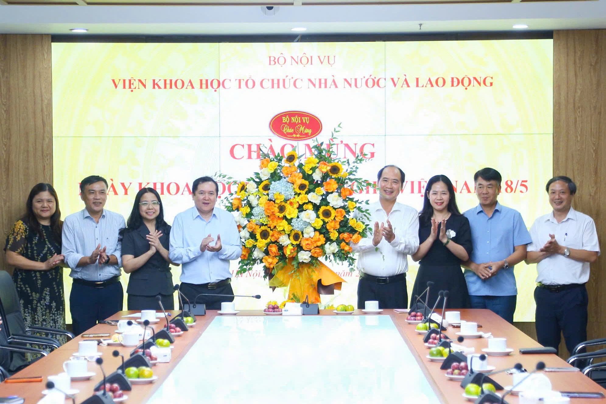 Lãnh đạo Bộ Nội vụ tặng hoa chúc mừng Viện Khoa học Tổ chức nhà nước và Lao động nhân dịp kỷ niệm Ngày Khoa học, Công nghệ và Đổi mới sáng tạo Việt Nam 18/5