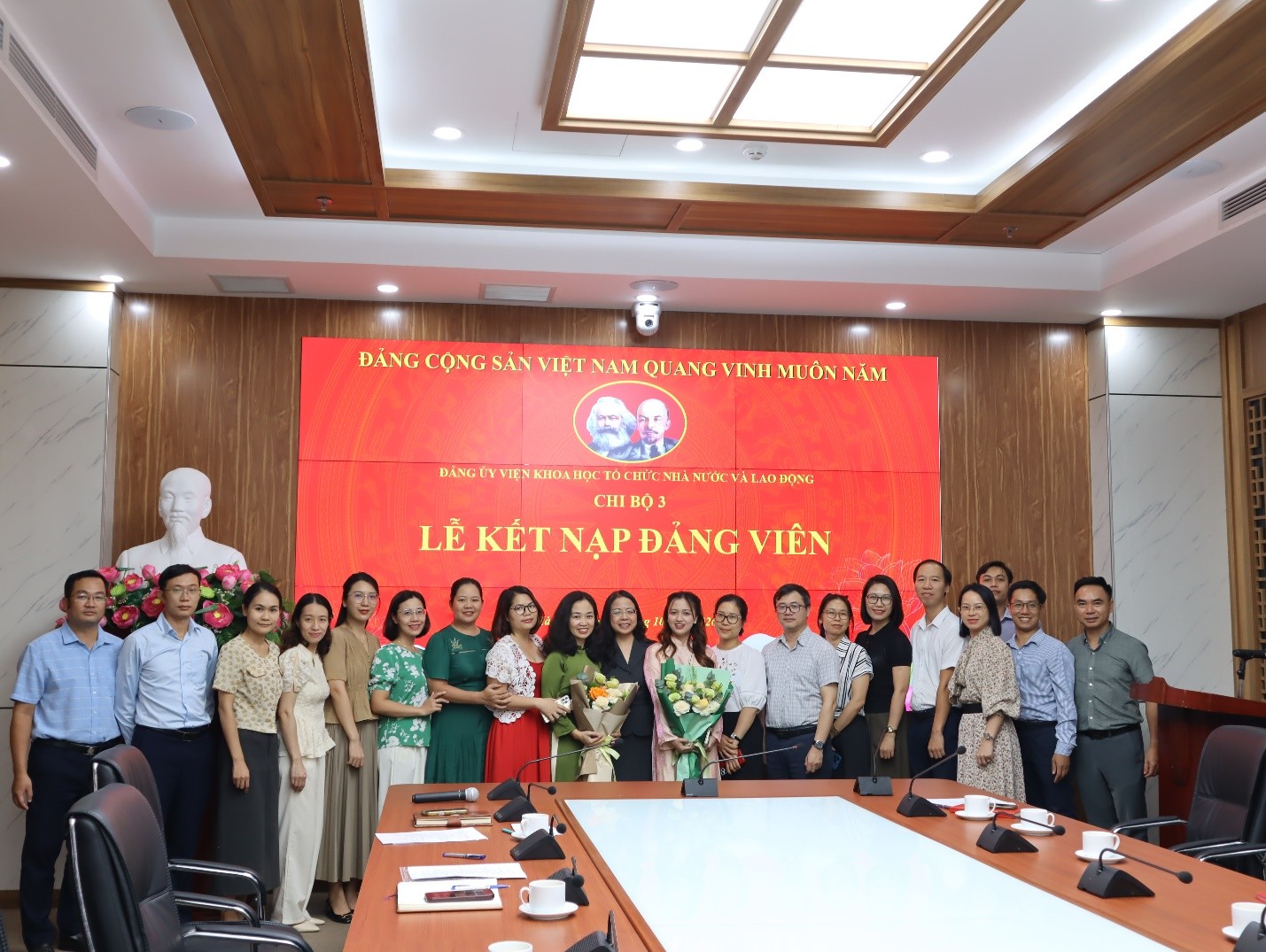 Lễ kết nạp đảng viên thuộc Chi bộ 3 – Đảng bộ Viện Khoa học Tổ chức nhà nước và Lao động